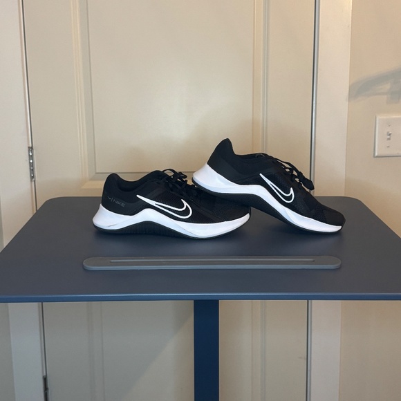 Nike WearAllDay Sneakers – Black/White – Women’s 9.5 - Picture 2 of 4